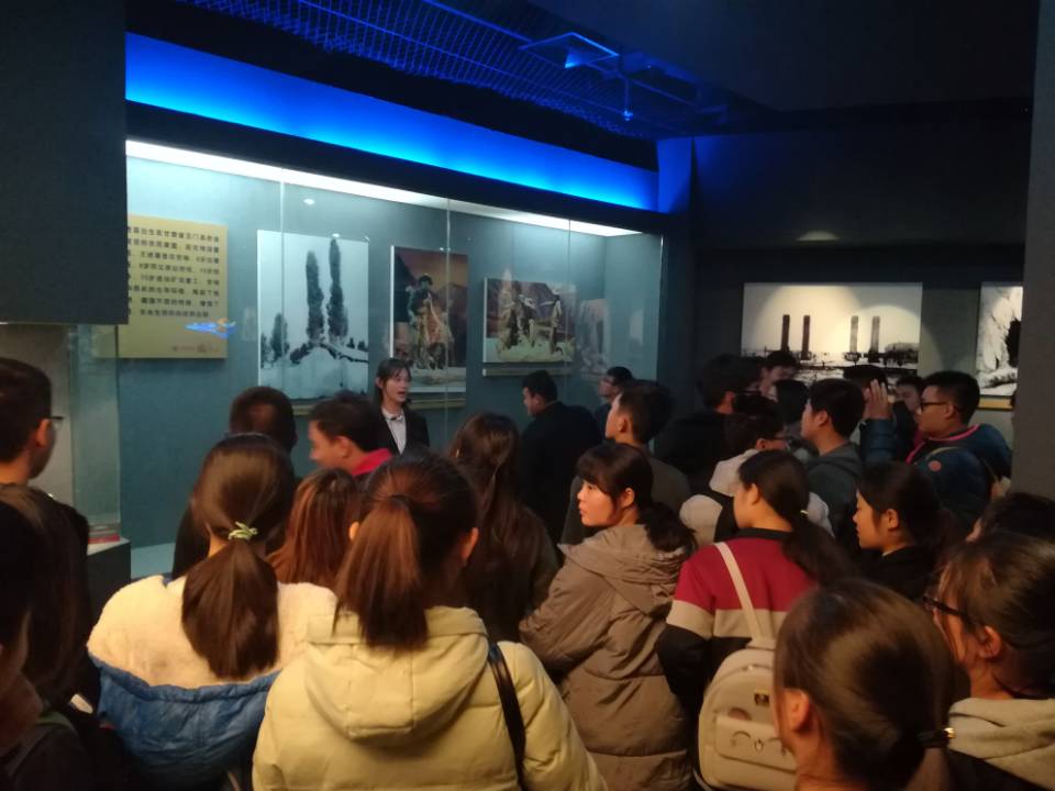 参观校史馆1.jpg